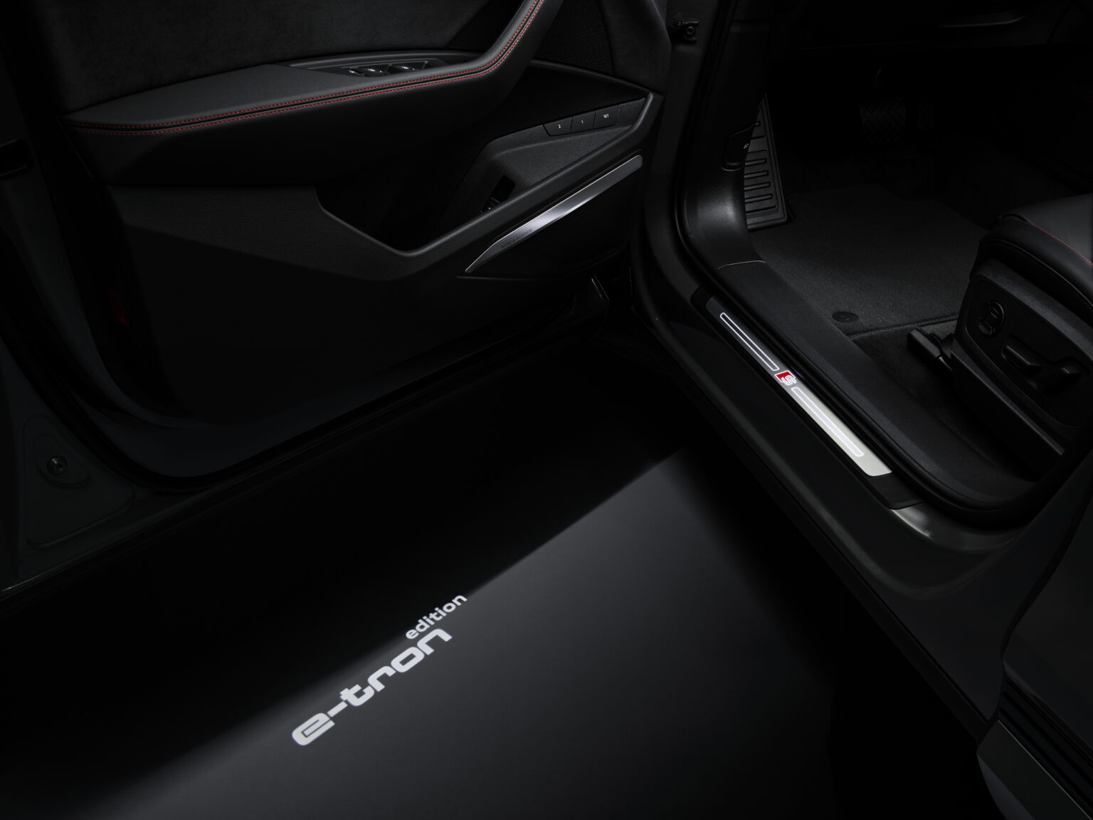 2024 Audi Q8 e-tron Interior Image 8