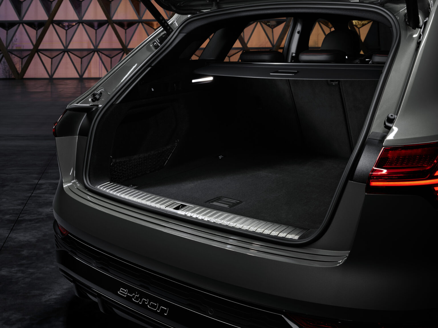 2024 Audi Q8 e-tron Interior Image 9