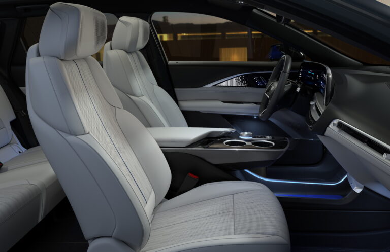 2024 Cadillac Lyriq SUV Luxury 2 RWD Interior Images