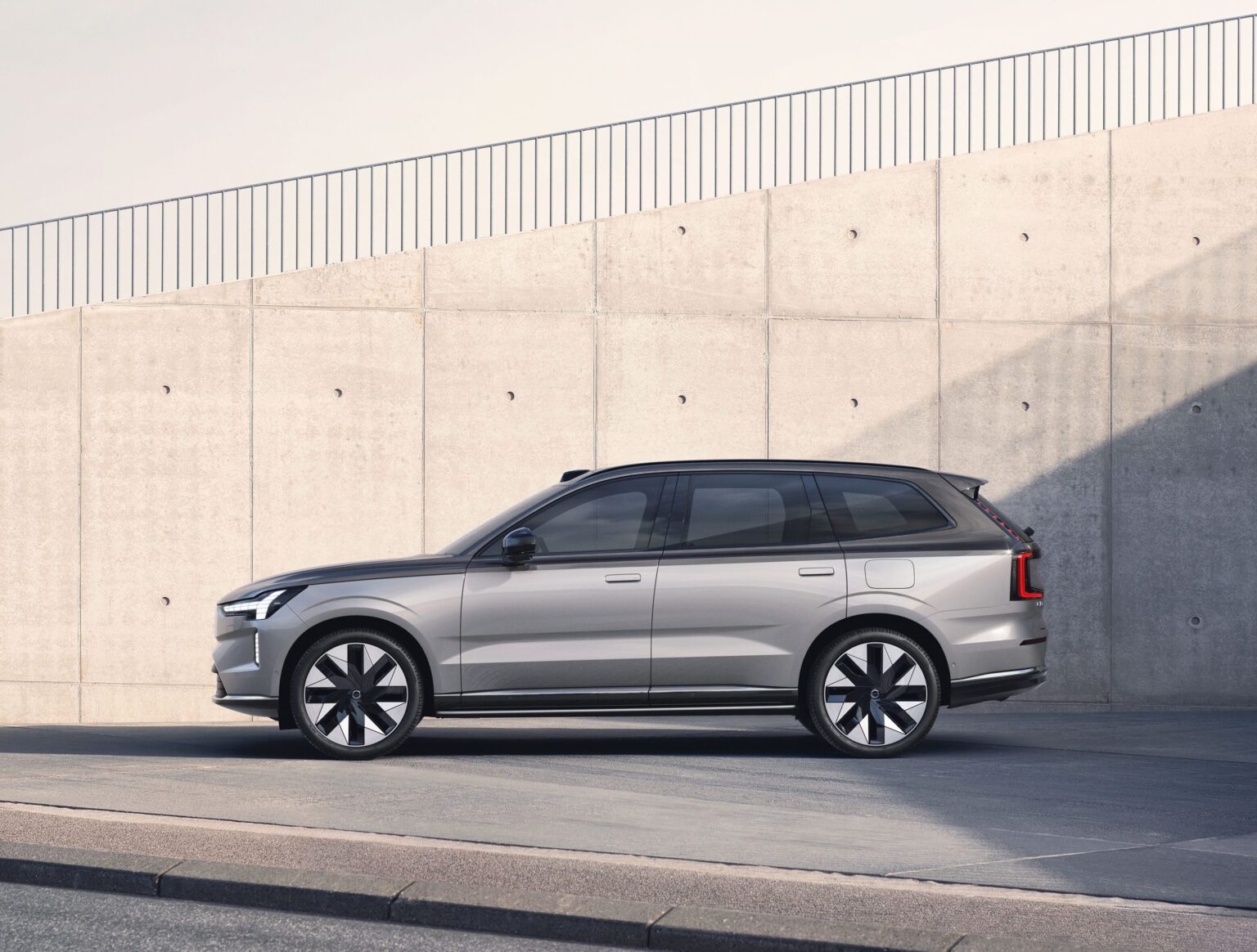 Volvo EX90 Excellence 2023 Exterior Image 6