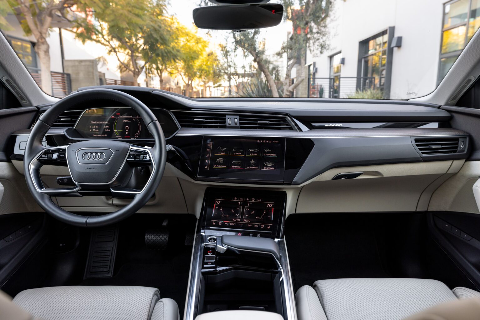 2023 Audi e-tron Interior Image 6