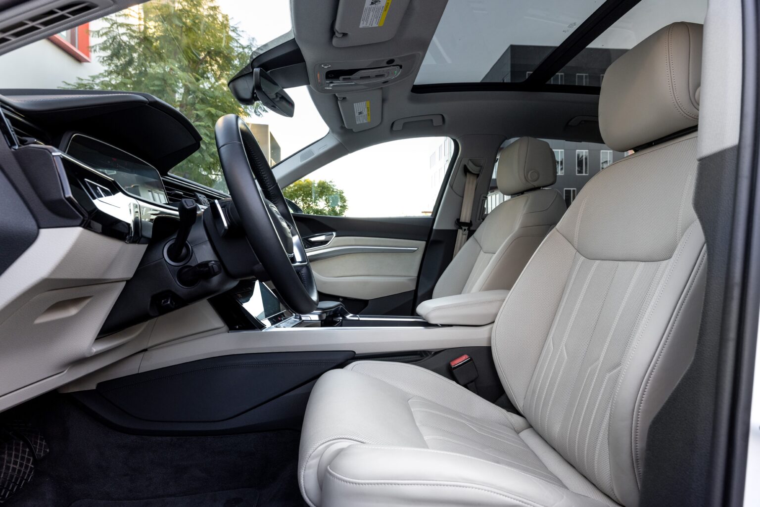 2023 Audi e-tron Interior Image 8