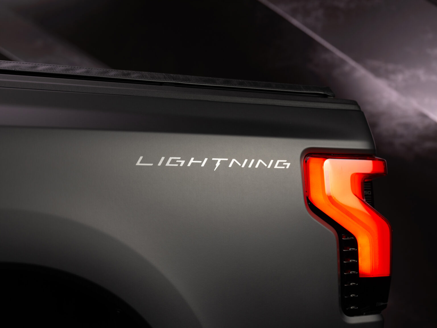 2024 Ford F-150 Lightning Platinum Black Exterior Image 8