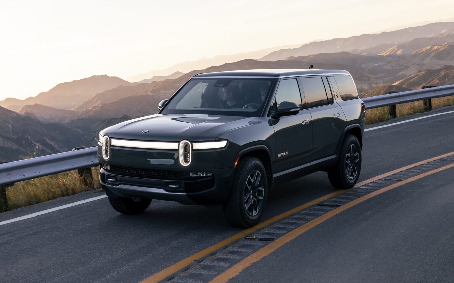 2023 Rivian R1T The Best 7 Seater Electric SUV Exterior Image 1