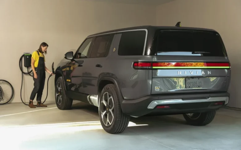 2023 Rivian R1T The Best 7 Seater Electric SUV Exterior Image 2
