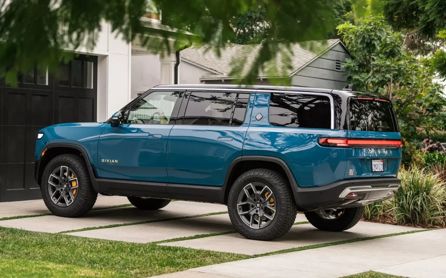 full size electric suv rivian r1s