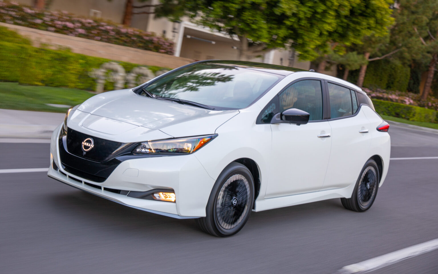 Pros and Cons of Electric Cars leaf (2)