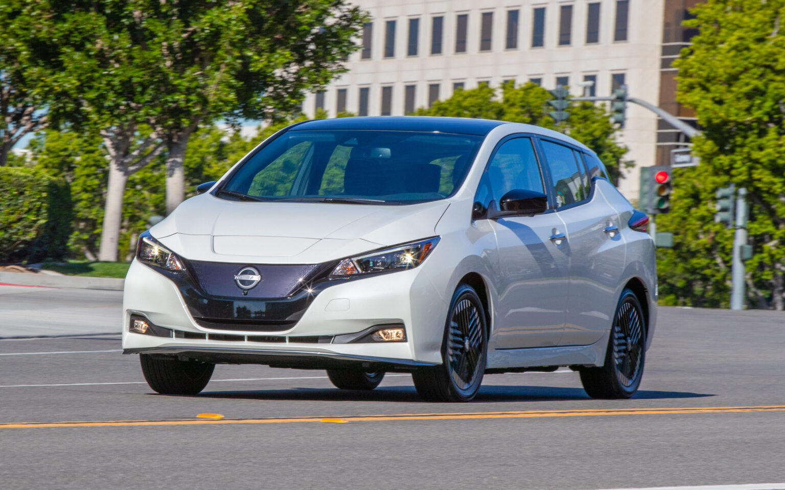 Pros and Cons of Electric Cars leaf (4)