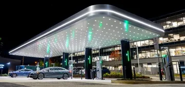Innovating EV Travel: Mercedes First Charging Hub Debuts in North America