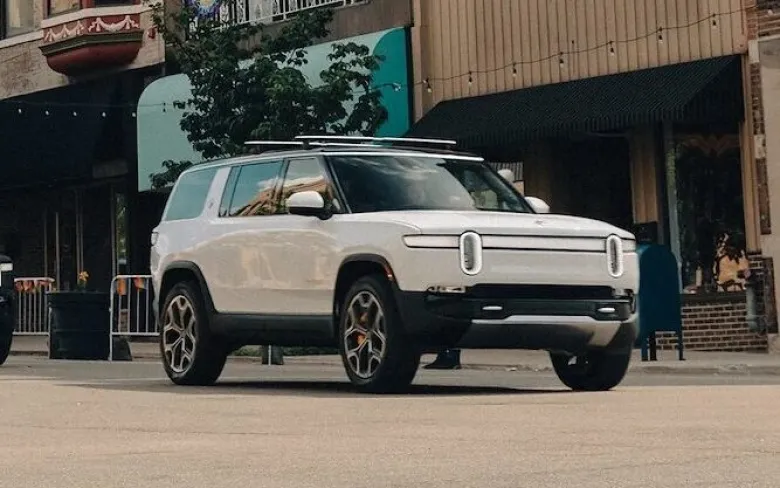 image 4 Rivian R1S AWD electric vehicles