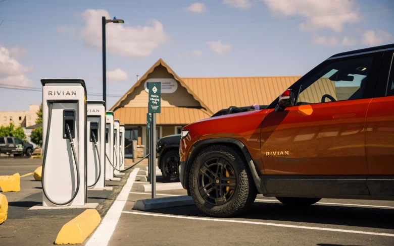image 2 Rivian R1S AWD electric vehicles